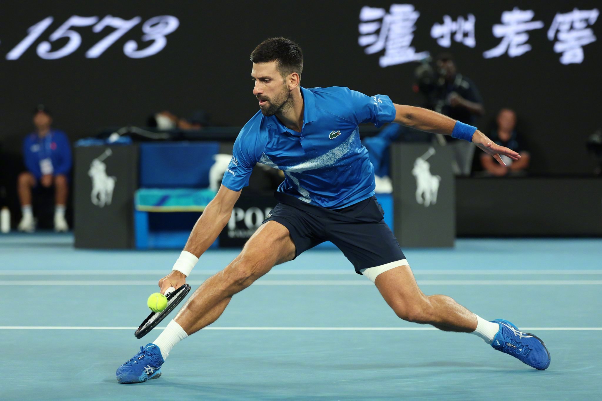 九游会-德约科维奇在利物浦比赛中险胜，出色发挥引发热议！全场沸腾不已(德约科维奇最新比赛)