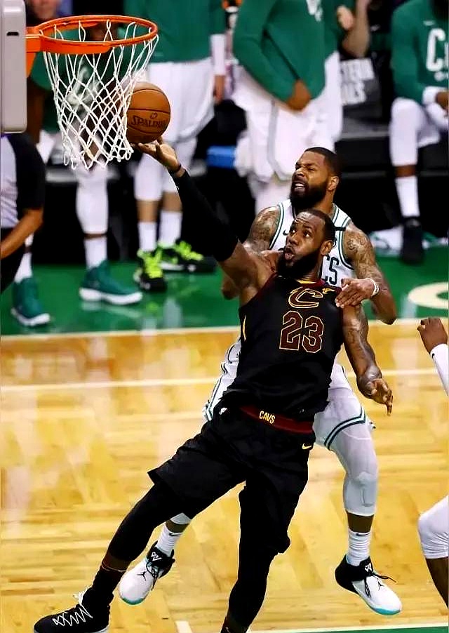 九游-关于詹姆斯重返赛场，重要助攻首场状态出色，DWG观众沸腾！上演精彩一战的信息