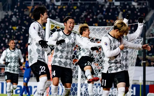 九游体育app-包含集结日亚冠焦点战，广州队回应争议，球迷炸锅，轮换策略成焦点的词条